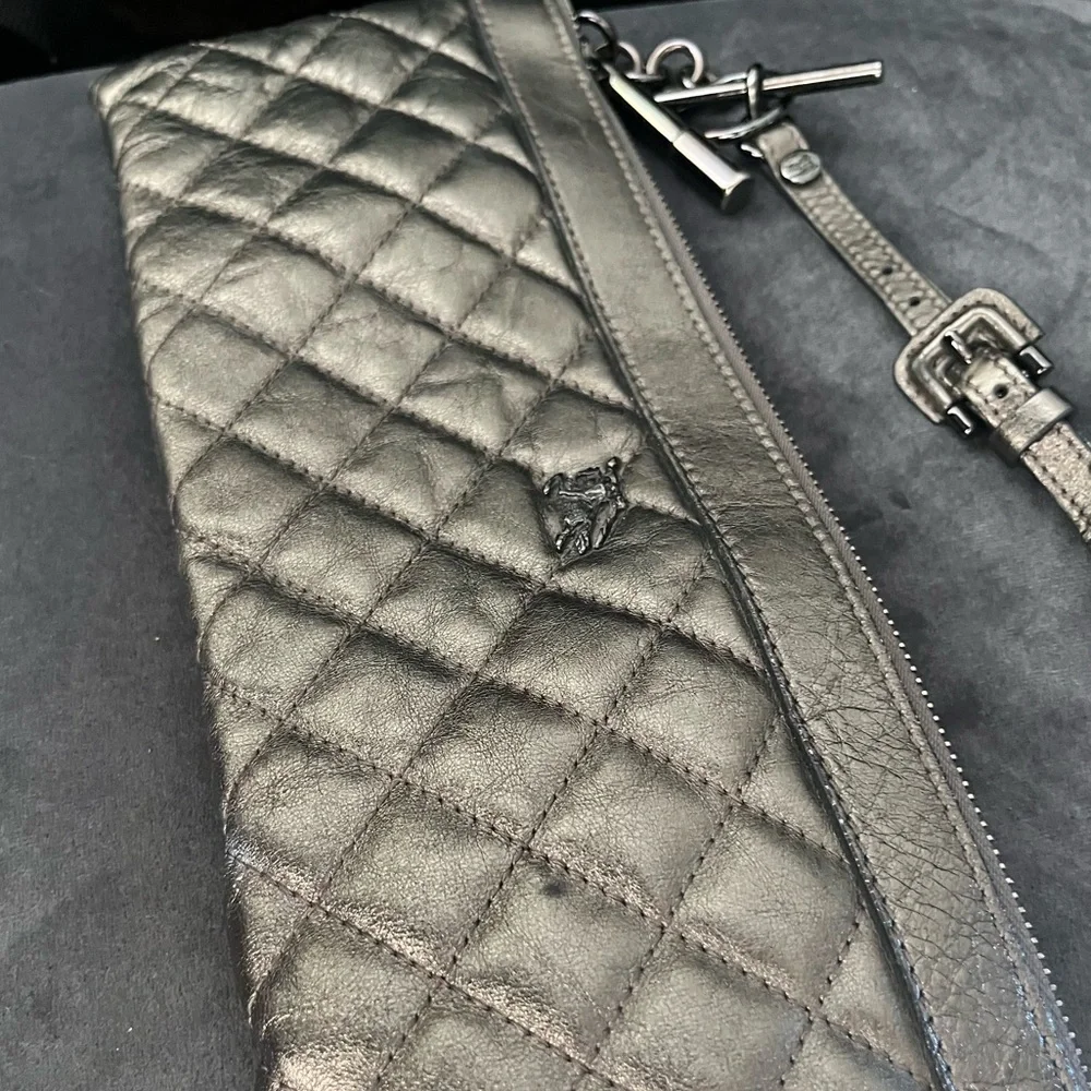 Burberry clutch with wrist strap-pewter quilted leather - Picture 3 of 11
